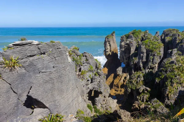 Punakaiki pannenkoek rotsen en Blow holes Walk, Paproa, Nieuw-Zeeland — Stockfoto