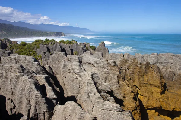 Punakaiki pannenkoek rotsen en Blow holes Walk, Paproa, Nieuw-Zeeland — Stockfoto