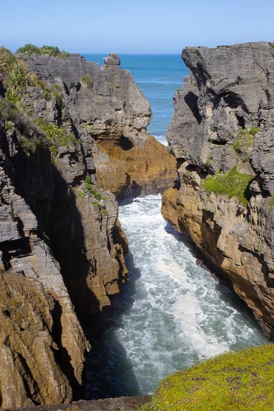 Punakaiki Pfannkuchen Felsen und Bloholes Spaziergang, Paproa, Neuseeland — Stockfoto