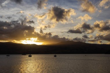 Akaroa körfezi üzerinde güzel gün batımı, Yeni Zelanda