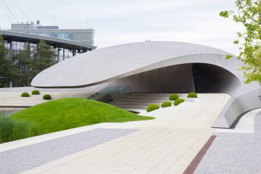 Almanya, Wolfsburg - 30 Mayıs 2019: Autostadt'ta modern Porsche pavyonu