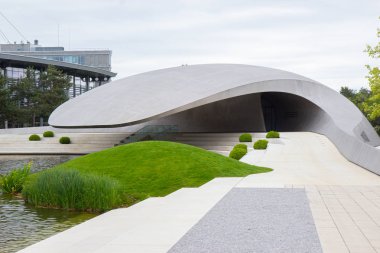 Almanya, Wolfsburg - 30 Mayıs 2019: Autostadt'ta modern Porsche pavyonu