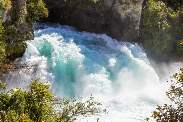Водопад Хука - это комплекс водопадов на реке Ваато. — стоковое фото