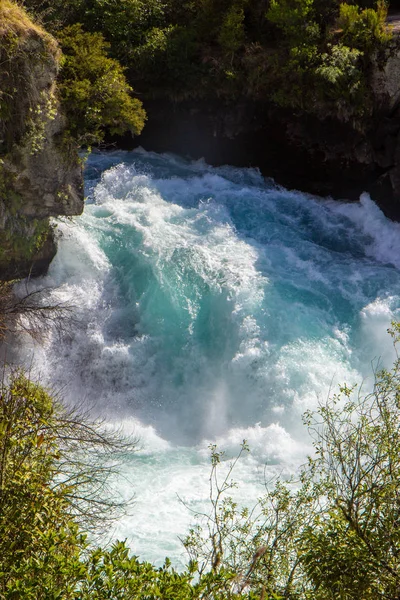 As Cataratas Huka são um conjunto de cachoeiras no rio Waikato — Fotografia de Stock