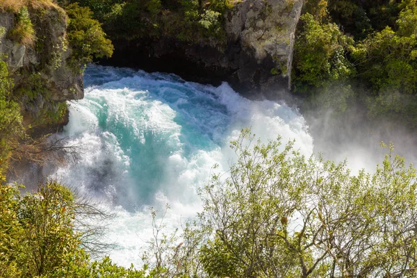 As Cataratas Huka são um conjunto de cachoeiras no rio Waikato — Fotografia de Stock