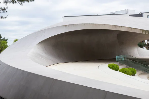 ALEMANIA, WOLFSBURG - 30 DE MAYO DE 2019: moderno pabellón Porsche en Autostadt — Foto de Stock