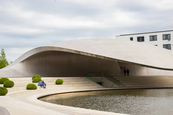 ALEMANHA, WOLFSBURG - 30 DE MAIO DE 2019: pavilhão Porsche moderno em Autostadt — Fotografia de Stock