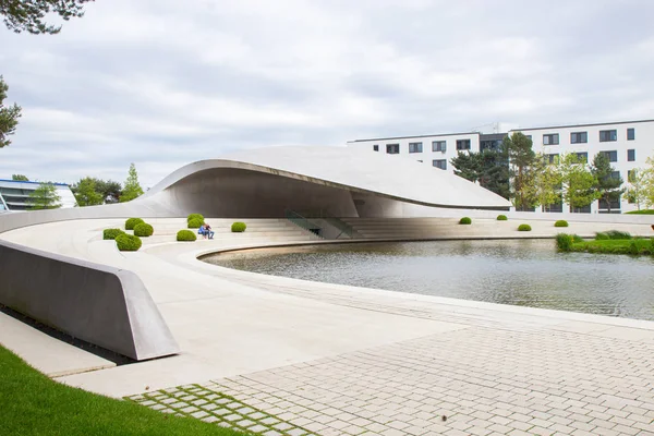 Duitsland, Wolfsburg-30 mei 2019: modern Porsche paviljoen in Autostadt — Stockfoto