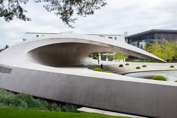 Almanya, Wolfsburg - 30 Mayıs 2019: Autostadt'ta modern Porsche pavyonu — Stok fotoğraf