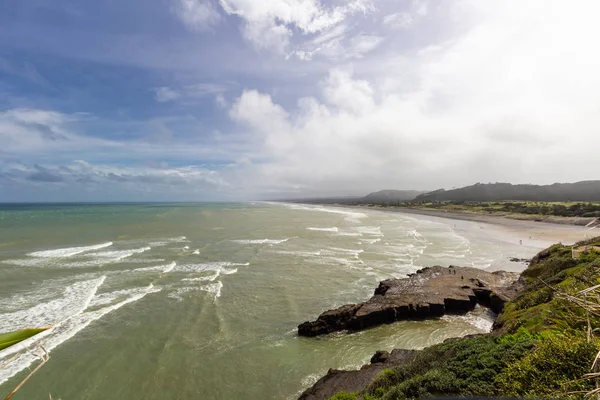 Uitzicht op Muriwai strand, noord eiland, Nieuw Zeeland — Stockfoto