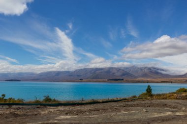 Güneşli bir günde Tekapo Gölü manzarası, Yeni Zelanda