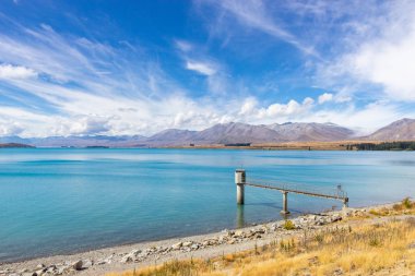 Güneşli bir günde Tekapo Gölü manzarası, Yeni Zelanda