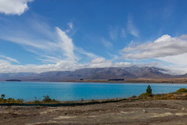 Uitzicht op Tekapo meer op een zonnige dag, Nieuw-Zeeland — Stockfoto