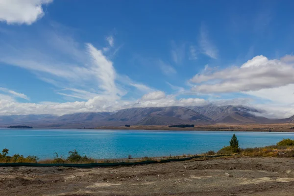 Blick auf den Tekapo-See an einem sonnigen Tag, Neuseeland — Stockfoto