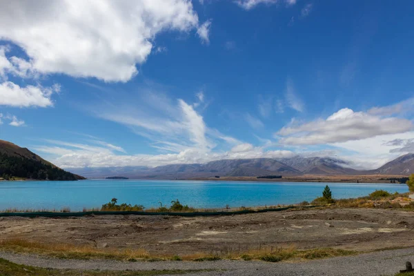 Widok na jezioro Tekapo w słoneczny dzień, Nowa Zelandia — Zdjęcie stockowe