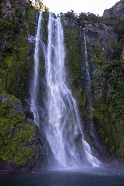 Вид на один з звукових водоспадів Мілфорд — стокове фото