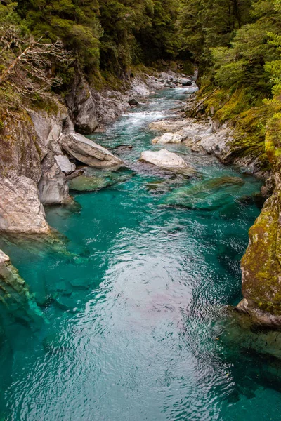 Vista de la piscina azul - el valle del río Young . — Foto de Stock