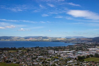 Rotorua gölü ve kasabasının havadan görünüşü