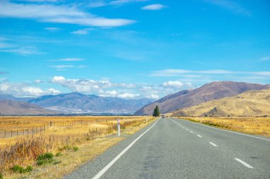 Yeni Zelanda 'nın Canterbury bölgesinde asfalt yol
