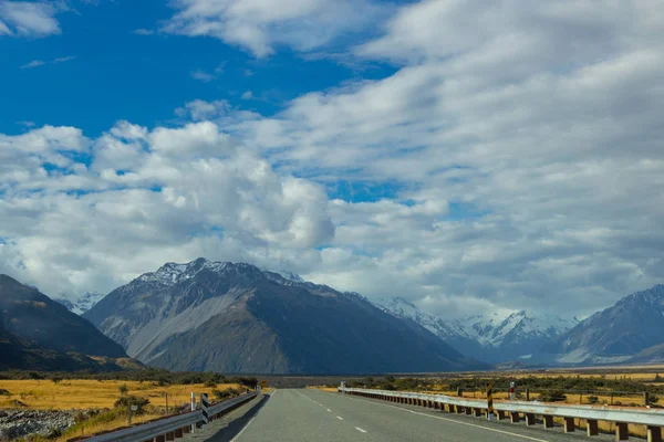 Estrada de asfalto através da região de Canterbury, na Nova Zelândia — Fotografia de Stock