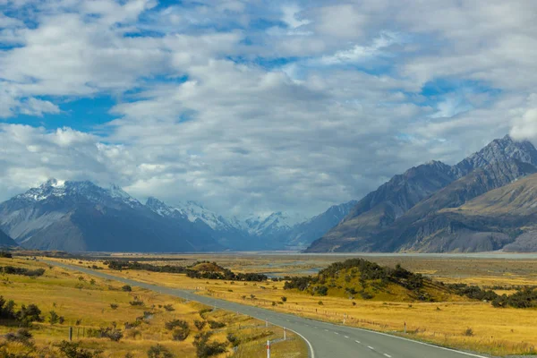穿过新西兰坎特伯雷地区的沥青路面 — 图库照片