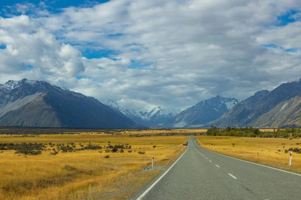 Estrada de asfalto através da região de Canterbury, na Nova Zelândia — Fotografia de Stock