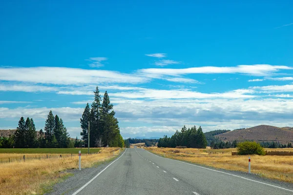 ニュージーランドのカンタベリー地方を通るアスファルト道路 — ストック写真