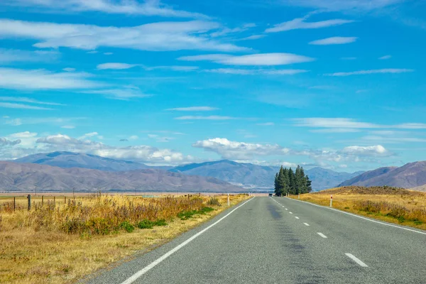 Route asphaltée à travers la région de Canterbury en Nouvelle-Zélande — Photo