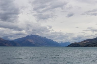 Queenstown 'daki bir tekneden Wakatipu Gölü manzarası