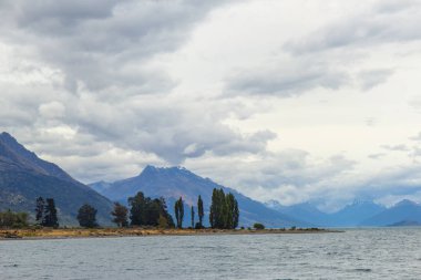 Queenstown 'daki bir tekneden Wakatipu Gölü manzarası