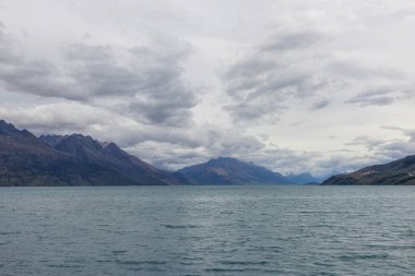 Queenstown 'daki bir tekneden Wakatipu Gölü manzarası