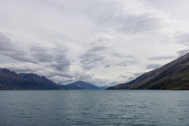 Queenstown 'daki bir tekneden Wakatipu Gölü manzarası