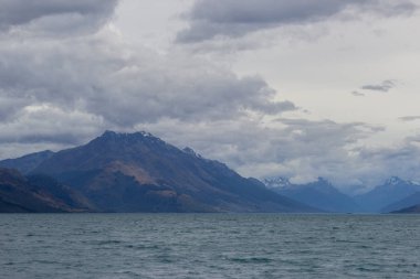 Queenstown 'daki bir tekneden Wakatipu Gölü manzarası