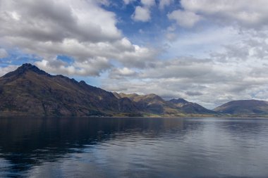 Queenstown 'daki bir tekneden Wakatipu Gölü manzarası
