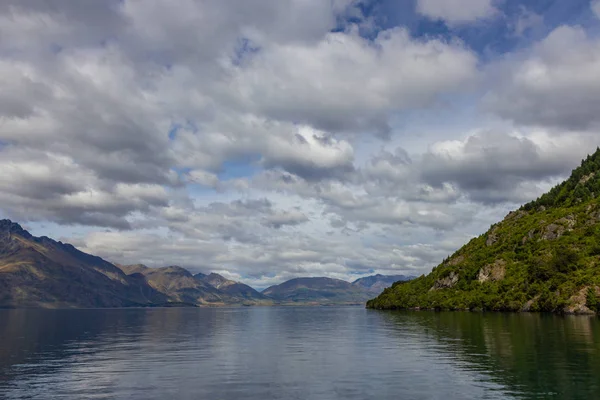 Queenstown 'daki bir tekneden Wakatipu Gölü manzarası — Stok fotoğraf