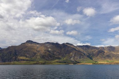 Queenstown 'daki bir tekneden Wakatipu Gölü manzarası