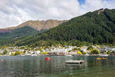 Queenstown 'daki bir tekneden Wakatipu Gölü manzarası