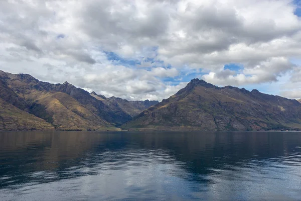 Vista do lago Wakatipu de um barco, Queenstown — Fotografia de Stock