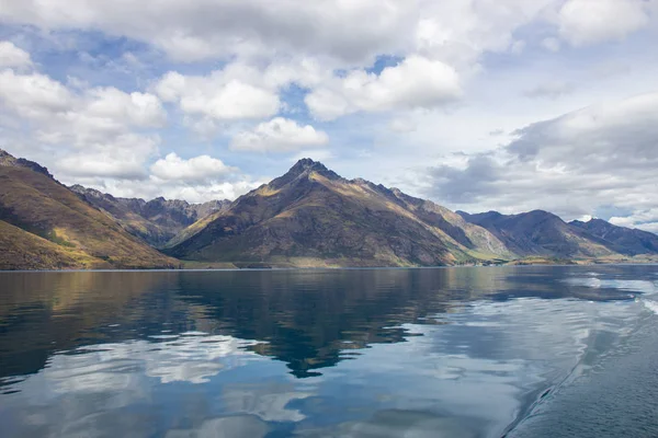 Vista do lago Wakatipu de um barco, Queenstown — Fotografia de Stock