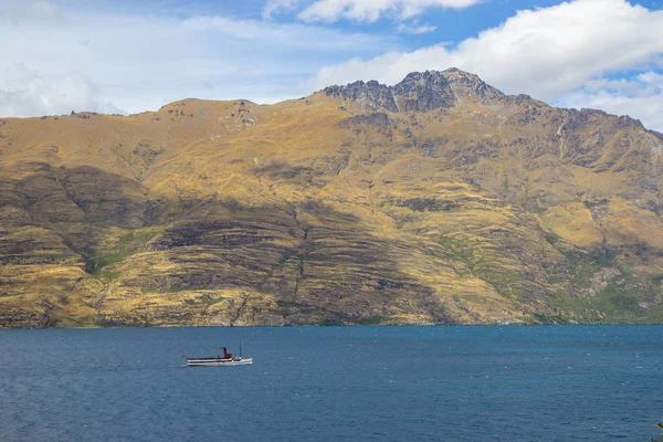 Widok na jezioro Wakatipu z łodzi, Queenstown, Otago, Nowa Zelandia — Zdjęcie stockowe