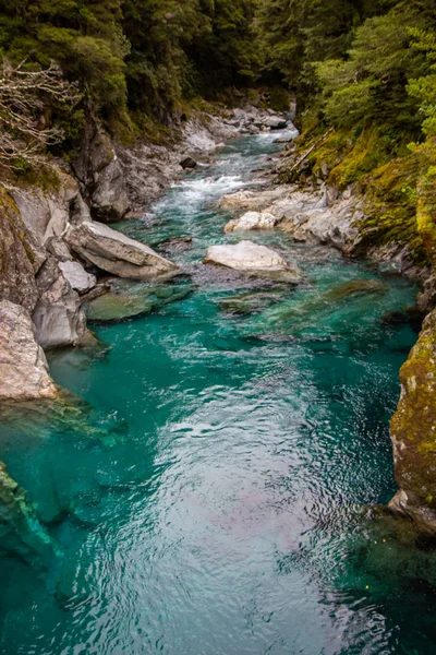 Vue sur la piscine bleue - la vallée de la rivière Young . — Photo