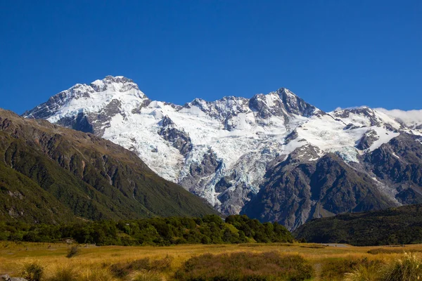 Cook Dağı ve çevresindeki dağların manzarası Aoraki Dağı Cook Köyü 'nden