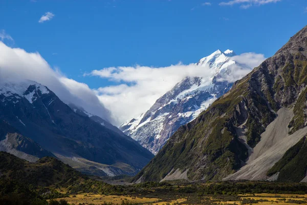 Vista do Monte Cook e montanhas circundantes de Aoraki Mount Cook Village — Fotografia de Stock