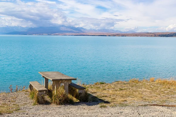 Piknik asztal a Pukaki tó közelében, Új-Zéland — Stock Fotó