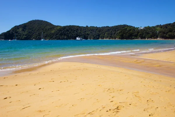 Pláž v národním parku Abel Tasman, Nový Zéland — Stock fotografie