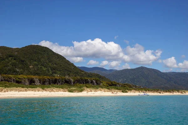Playa en el parque nacional Abel Tasman, Nueva Zelanda — Foto de Stock