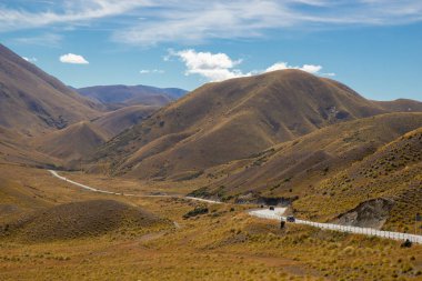 Lindis Vadisi, Yeni Zelanda yakınlarındaki bir yol manzarası