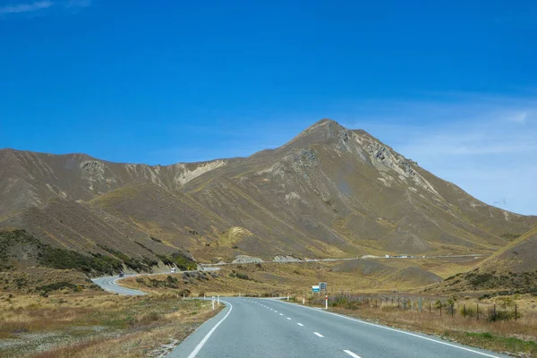 Vista com uma estrada perto do vale Lindis, Nova Zelândia — Fotografia de Stock
