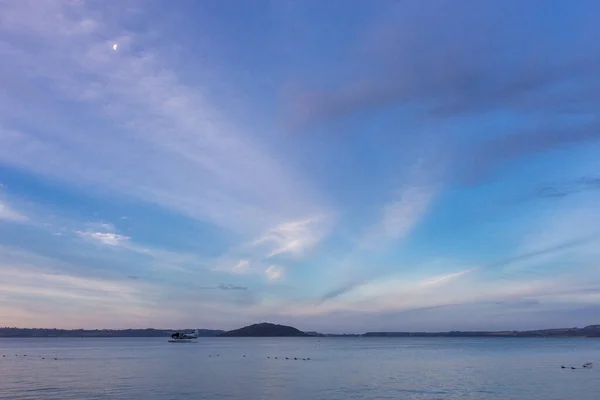 Ciel du soir sur le lac Rotorua, Nouvelle-Zélande — Photo