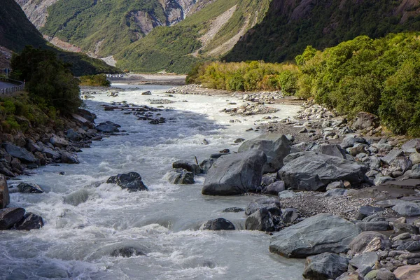 Rio de água glacial derretida, costa ocidental da Nova Zelândia — Fotografia de Stock